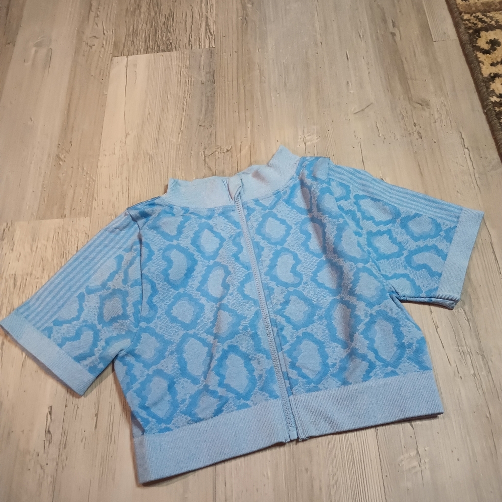 Light Blue Patterned Short-Sleeve Zip Workout Top